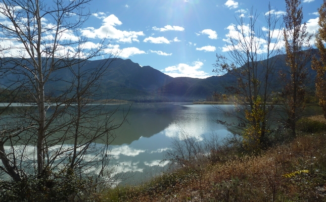 Un passeig a la vora de l'embassament de Terradets - Aquesta és una ruta curta, planera, fàcil, ben arranjada i protegida, que ens permet vorejar el pantà de Terradets, al Pallars Jussà, i descobrir-ne alguns dels racons més atractius. L’itinerari recorre tres quilòmetres entre l’àrea de servei de la Pineda i el pont nou de Monares. 