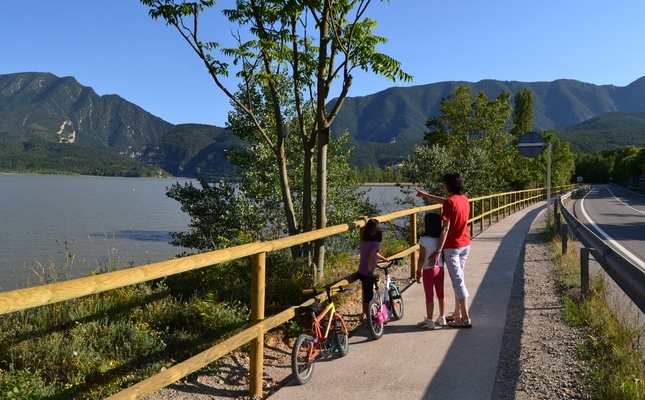 Un passeig a la vora de l'embassament de Terradets - Aquesta és una ruta curta, planera, fàcil, ben arranjada i protegida, que ens permet vorejar el pantà de Terradets, al Pallars Jussà, i descobrir-ne alguns dels racons més atractius. L’itinerari recorre tres quilòmetres entre l’àrea de servei de la Pineda i el pont nou de Monares. 