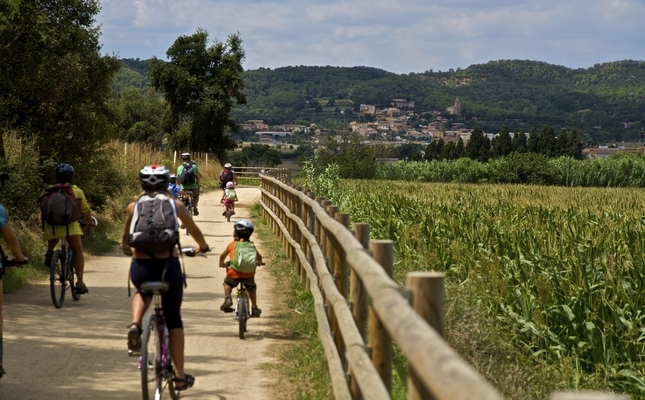 Anem de Palamós a Palafrugell per la Ruta del Tren Petit - Al ritme pausat de la bicicleta és encara més fàcil gaudir dels paisatges de l’Empordà. La Ruta del Tren Petit permet explorar-ne un bocinet, entre les poblacions de Palafrugell i Palamós, un antic recorregut de ferrocarril que connectava la Costa Brava amb la ciutat de Girona. Anem de Palamós a Palafrugell per la Ruta del Tren Petit - Al ritme pausat de la bicicleta és encara més fàcil gaudir dels paisatges de l’Empordà. La Ruta del Tren Petit permet explorar-ne un bocinet, entre les poblacions de Palafrugell i Palamós, un antic recorregut de ferrocarril que connectava la Costa Brava amb la ciutat de Girona.
