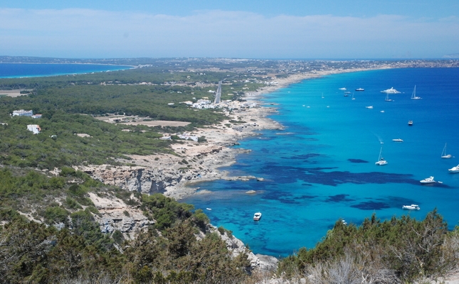 Anem a la Mola de Formentera pel camí de sa Pujada - És una ruta senzilla i apta per a tots els públics que ens permetrà copsar l'essència de Formentera. En només dos quilòmetres, anirem del pla fins a la muntanya boscosa de l'illa. El camí, empedrat, és de visita obligada i regala una vista impressionant de Formentera i les seves aigües turquesa.