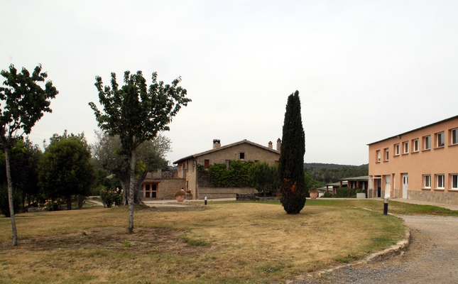 Caminada pel cor del Lluçanès, on aquesta riera travessa la subcomarca de nord a sud, entre lloms suaus i grans masos