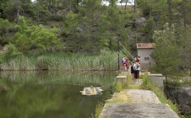 Caminada pel cor del Lluçanès, on aquesta riera travessa la subcomarca de nord a sud, entre lloms suaus i grans masos