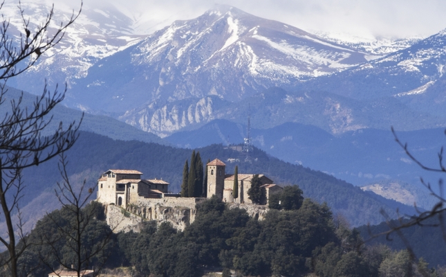 Descobrim els secrets de la serra de Milany, al Ripollès, sota l’atenta mirada dels castells i els grans masos que senyoregen aquestes muntanyes boscoses i rocalloses