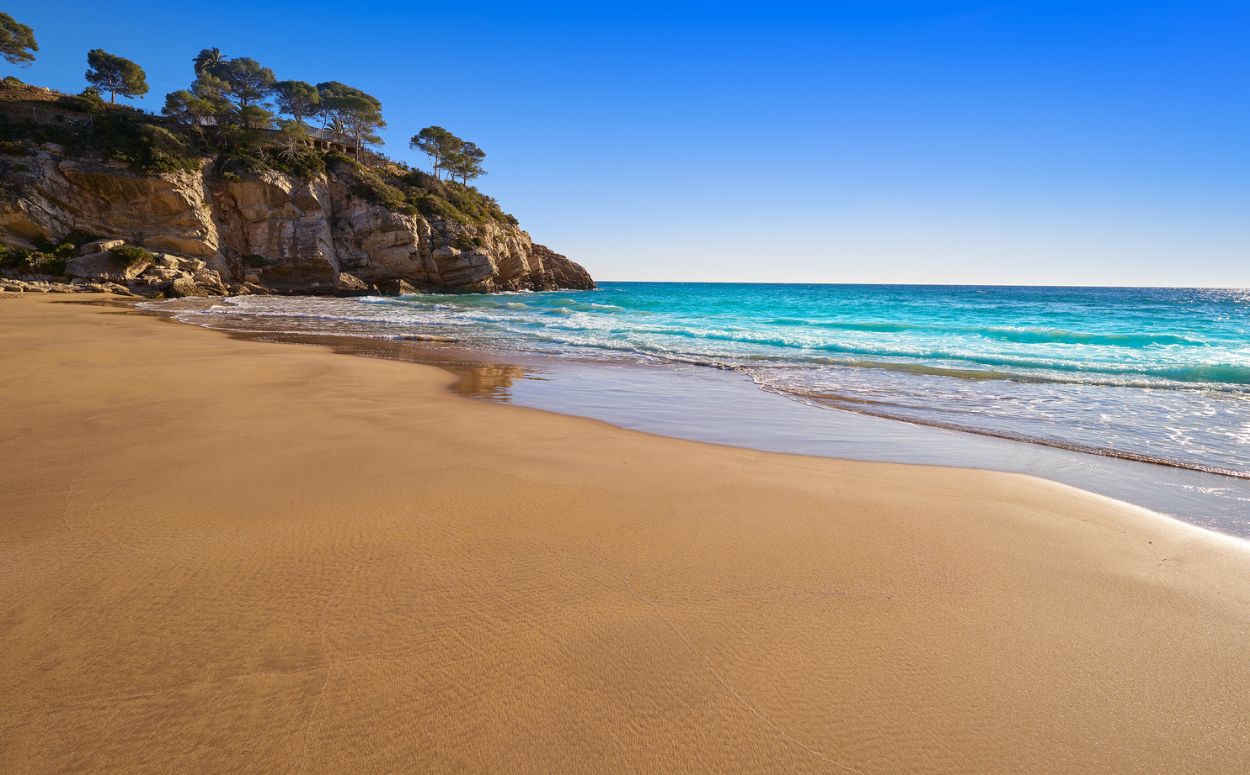 Platja de cala Crancs, molt pròxima al far de Salou Platja de cala Crancs, molt pròxima al far de Salou