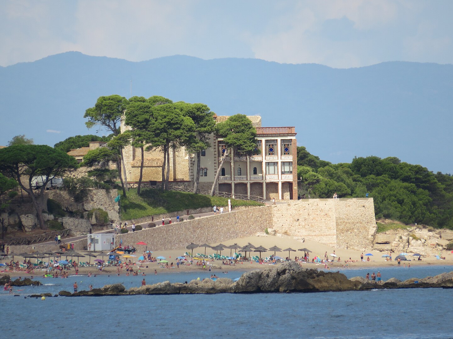Sant Martí d'Empúries, amb l'església i la casa del Servei Forestal, des de l'Escala Sant Martí d'Empúries, amb l'església i la casa del Servei Forestal, des de l'Escala