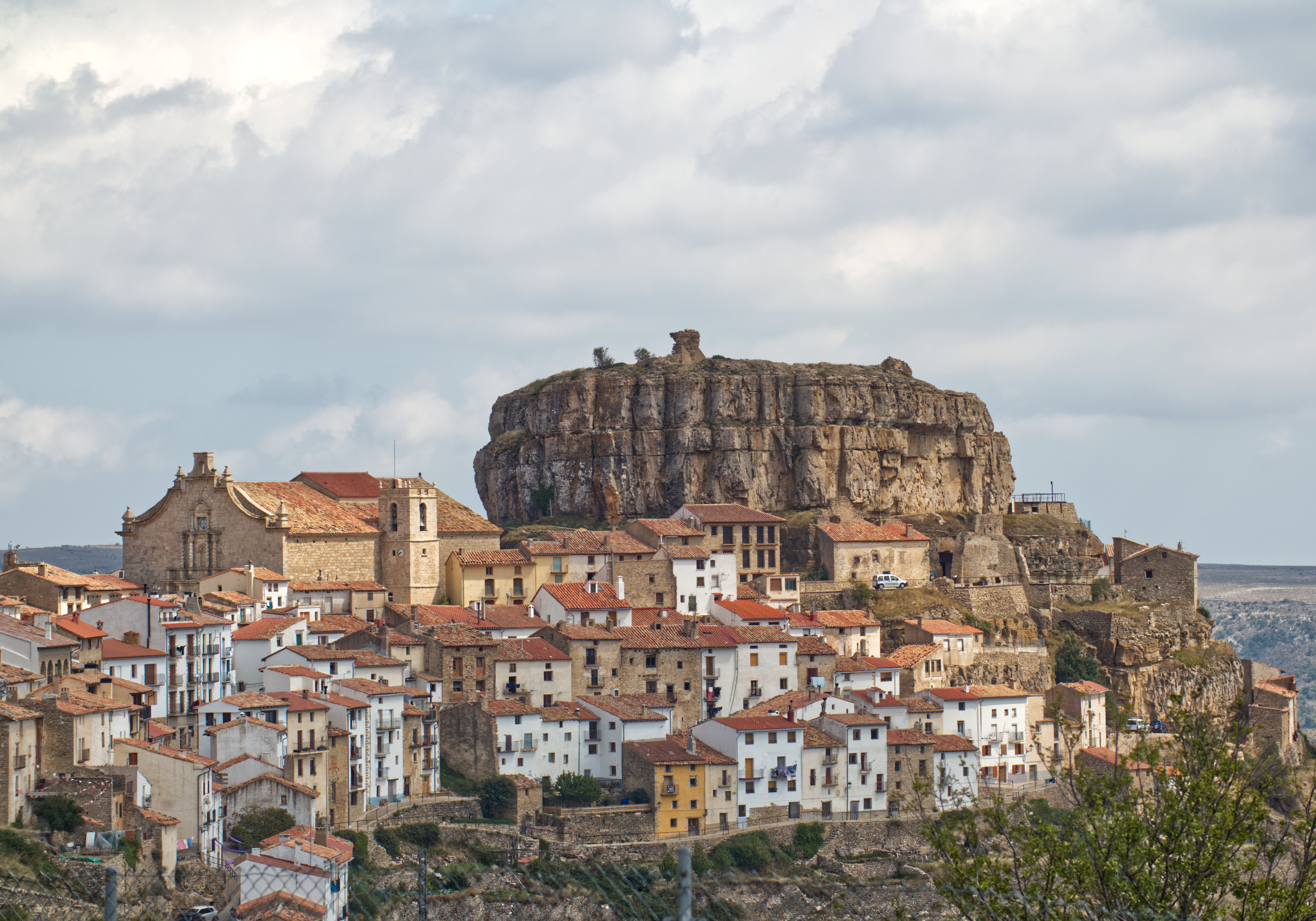 Vista d'Ares del Maestrat i la seva inconfusible mola