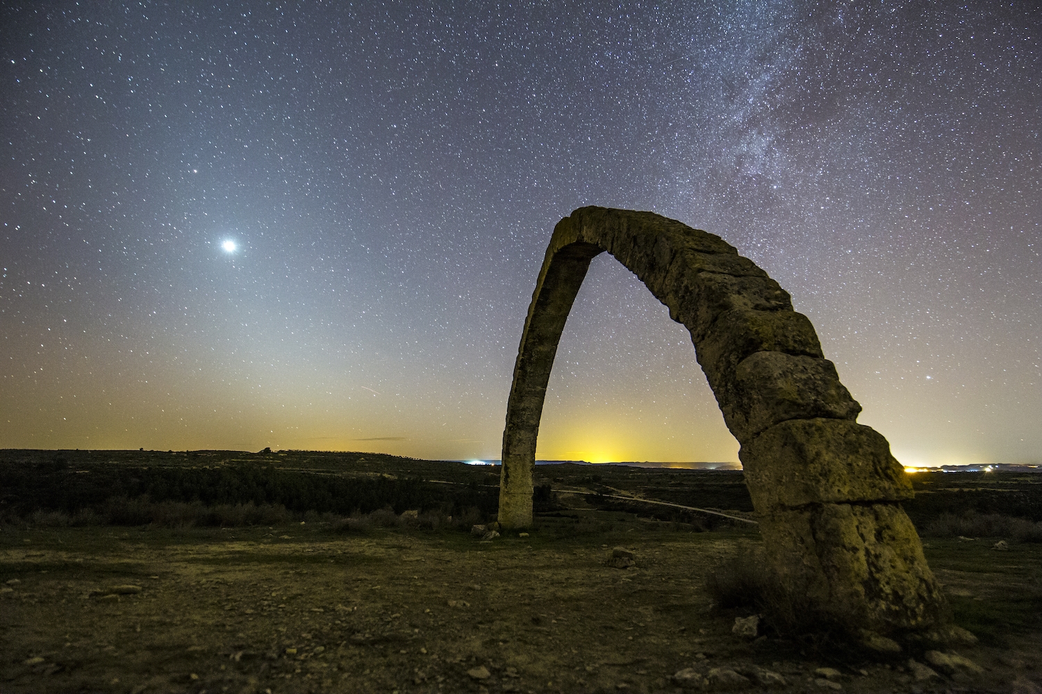 El desplobat d’Adar de Llardecans i la seva arcada medieval es troben en un turó al cor del Segrià