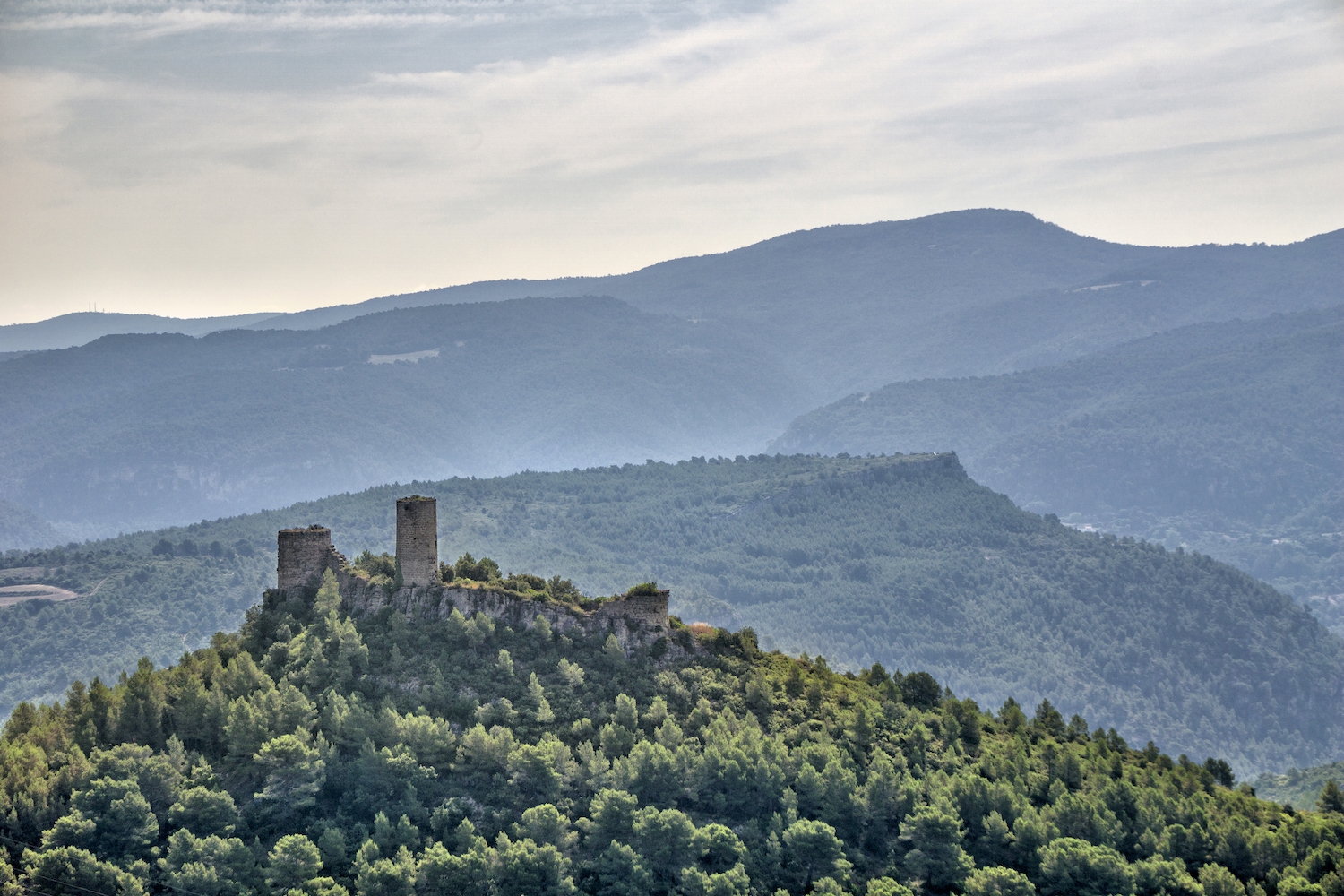 El castell de Saborella s’alça sobre un promontori. En destaquen les tres torres