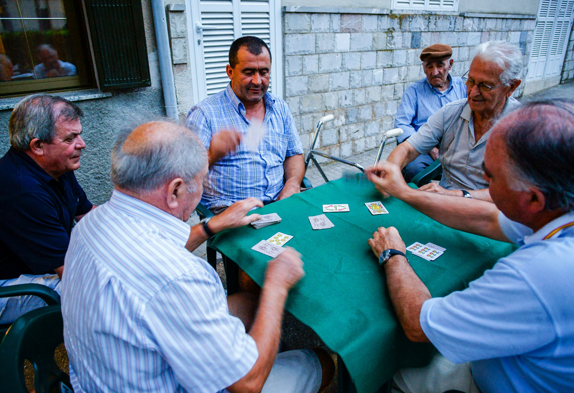 Dues parelles juguen al truc, a Ariany. És un joc de cartes molt popular a les Balears i també al País Valencià