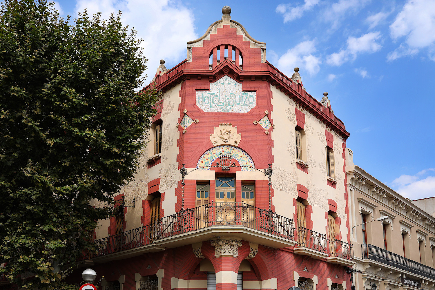 L'Hotel Suís va ser dissenyat per Juli Batllevell, deixeble d'Antoni Gaudí
