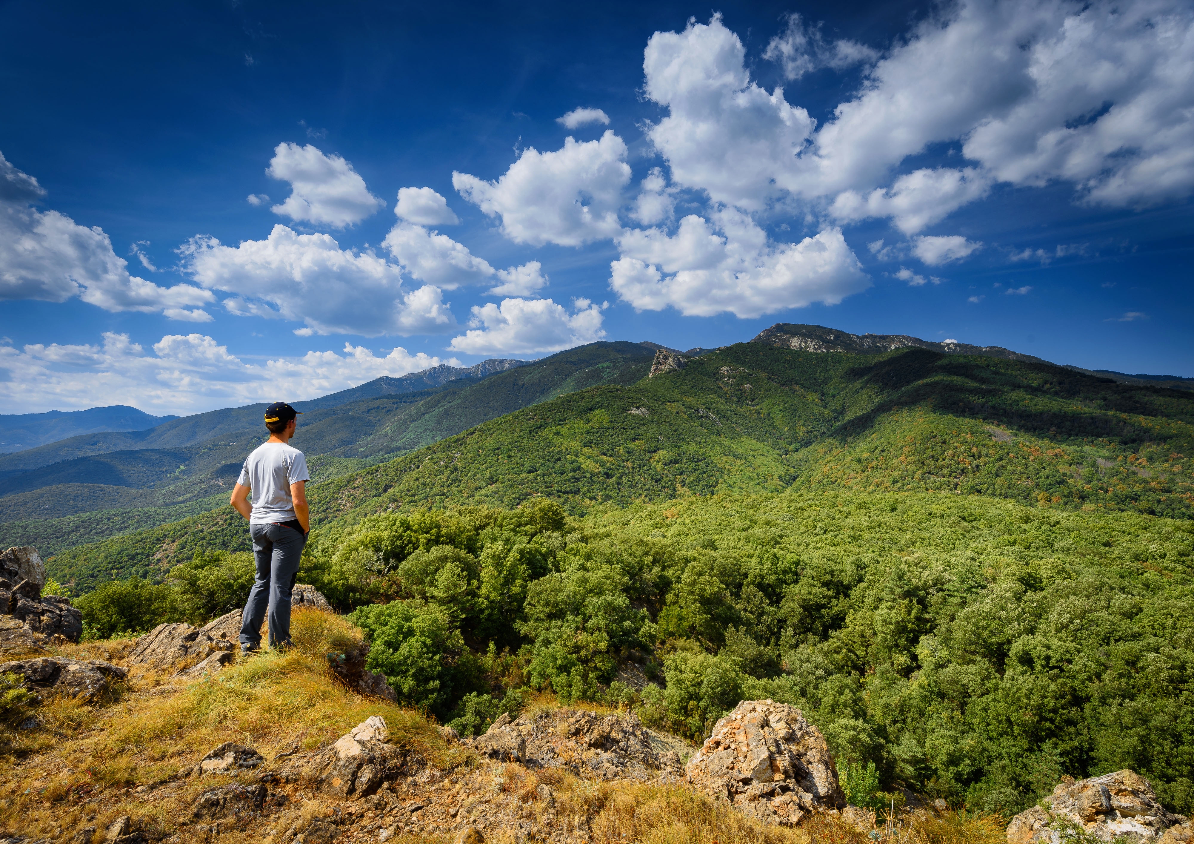 La vista des del mirador del puig de la Creu, al massís de les Salines