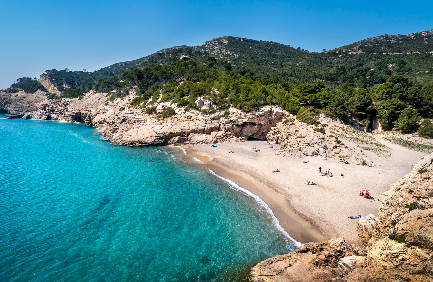 La platja del Torn, a l’Hospitalet de l’Infant, és tranquil·la, íntima i verge. És el paradís dels naturistes