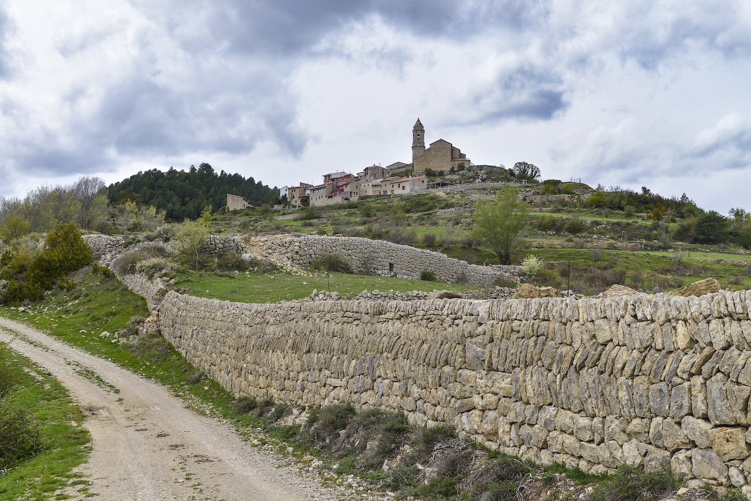 El nucli del Boixar es troba a l’encreuament dels camins que van a Castell de Cabres i la Pobla de Benifassà