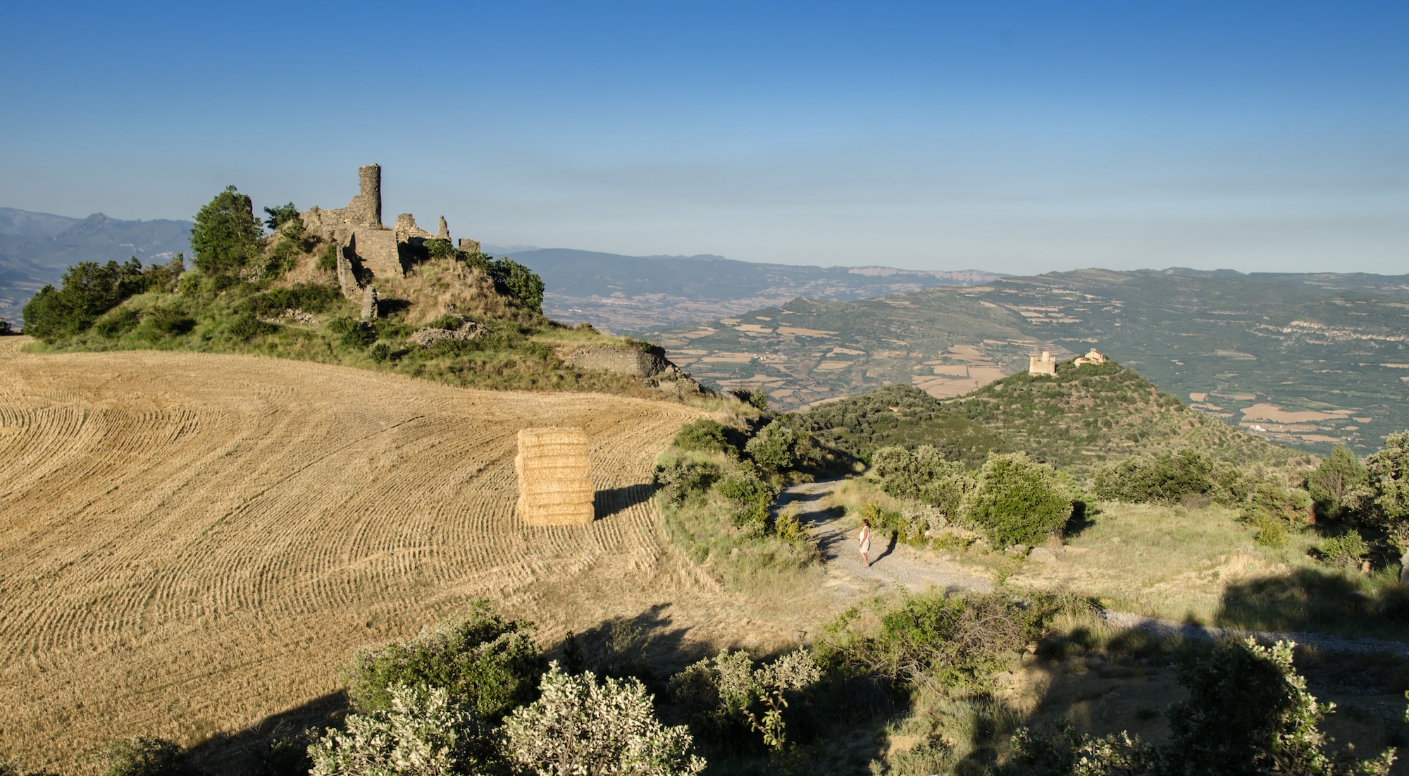A la caseria de Miravet es conserven les restes d’una antiga fortalesa medieval, des d’on hi ha una bona vista del castell de Mur i la col·legiata de Santa Maria