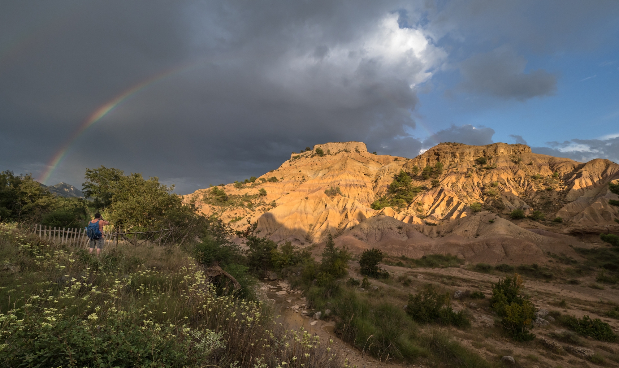 A prop del Molí del Baró, a Sant Romà d’Abella, hi ha la costa dels Traginers, una impressionant zona de badlands, és a dir, una àrea subdesèrtica amb xaragalls, incisions que deixa l’aigua de la pluja