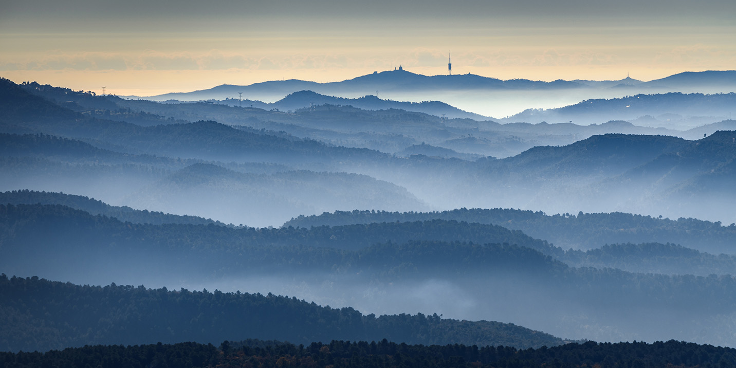 Amb dos símbols inequívocs al capdamunt, el temple del Sagrat Cor i la torre de telecomunicacions, no hi ha dubte: ens trobem davant la serra de Collserola