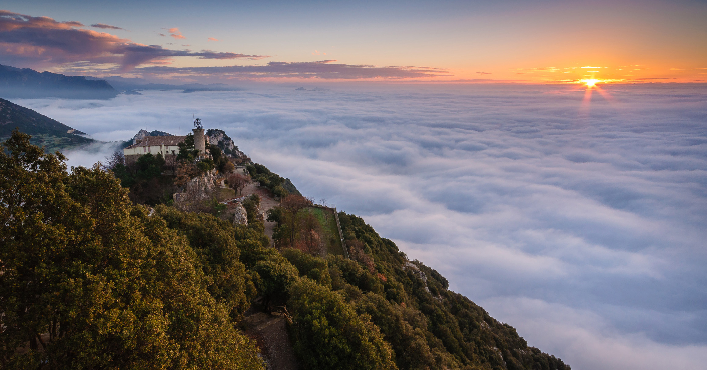 El santuari de Santa Maria de Queralt corona la serra del mateix nom, a 1.200 m d’altitud. El campanar és una torre circular i independent de l’edifici de l’església