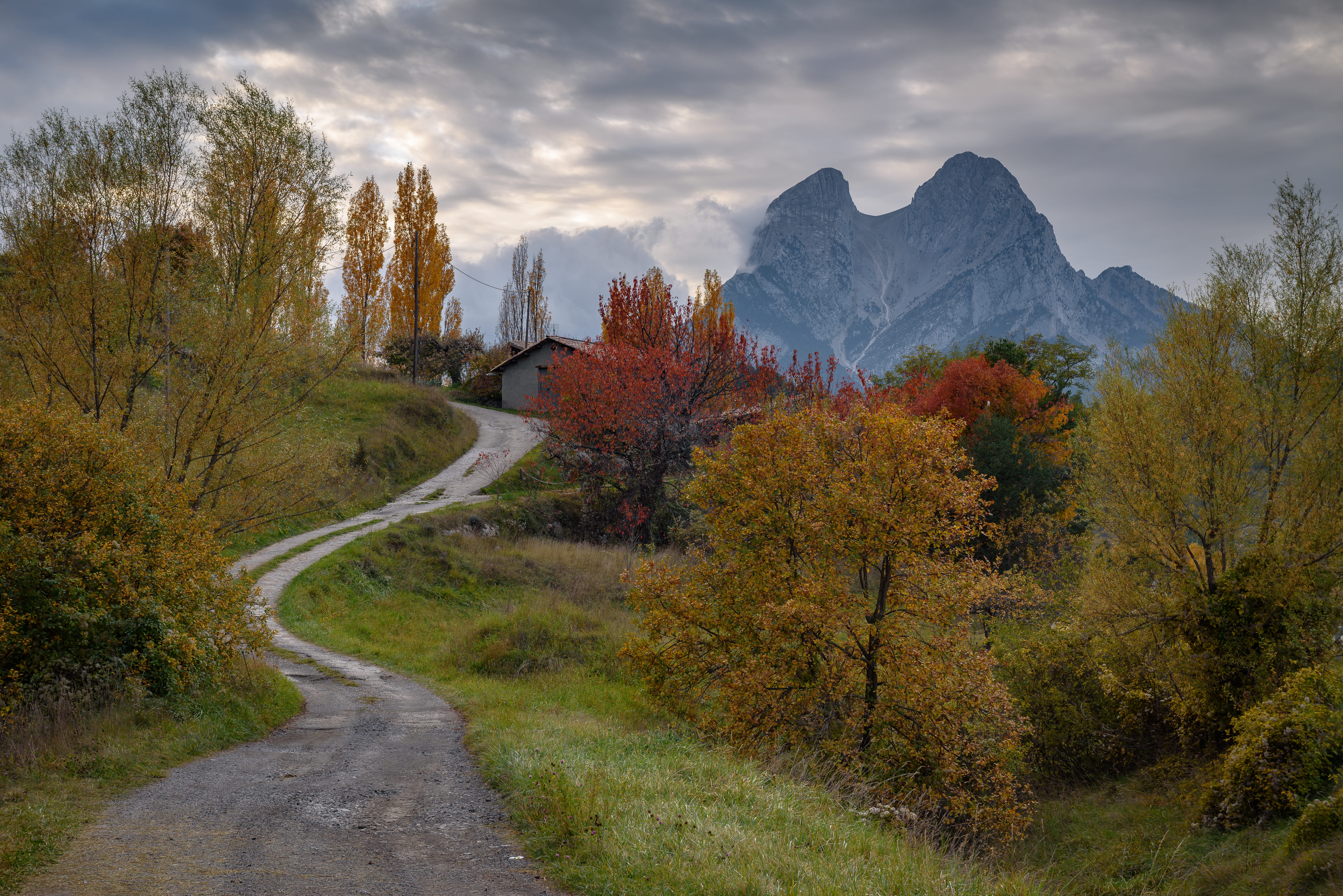 Els entorns tardorencs de Maçaners i Saldes amb el Pedraforca de fons Els entorns tardorencs de Maçaners i Saldes amb el Pedraforca de fons