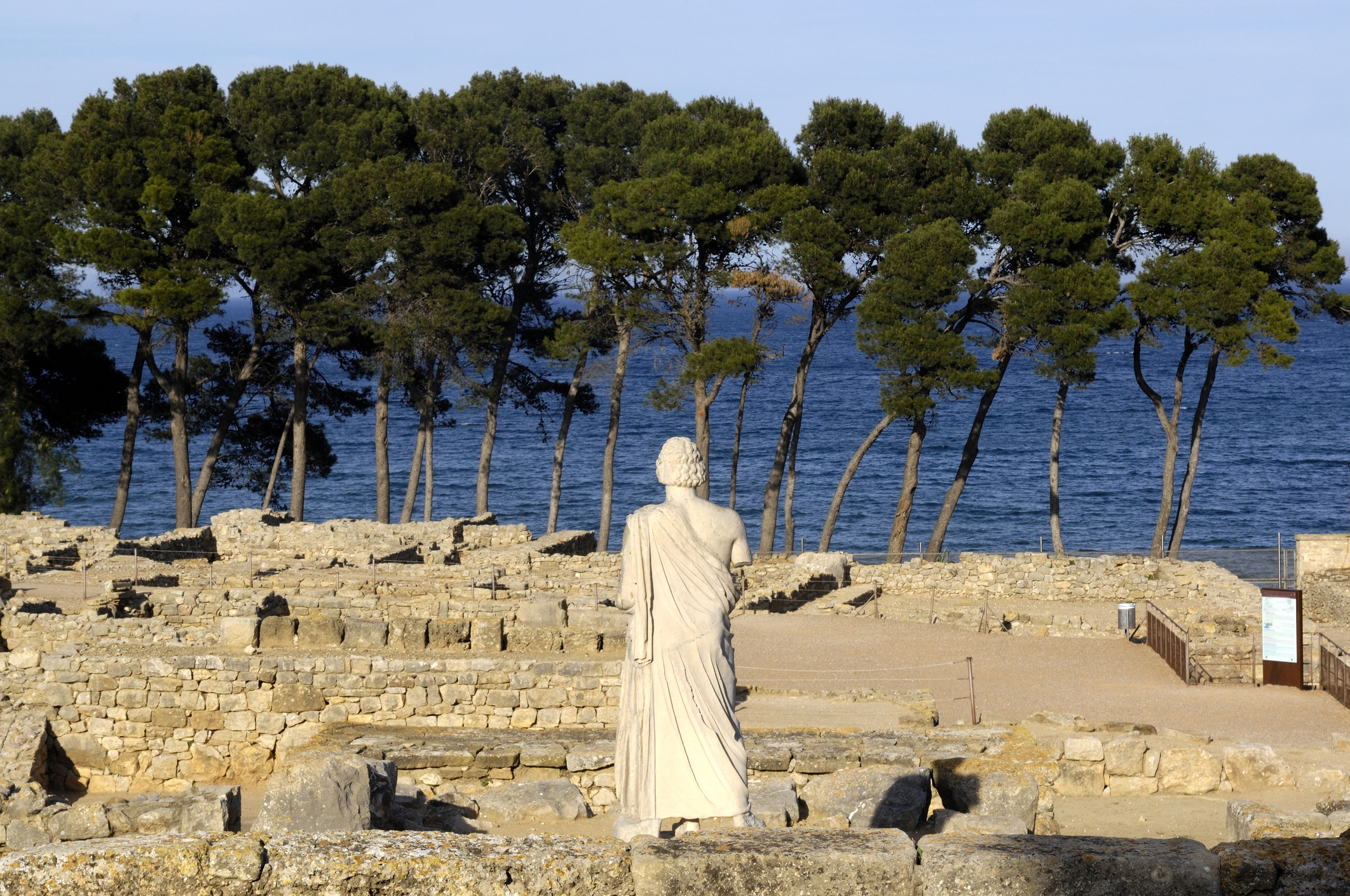 A la ciutat grega d'Empúries hi ha el temple d'Asclepi, consagrat al déu de la medicina A la ciutat grega d'Empúries hi ha el temple d'Asclepi, consagrat al déu de la medicina