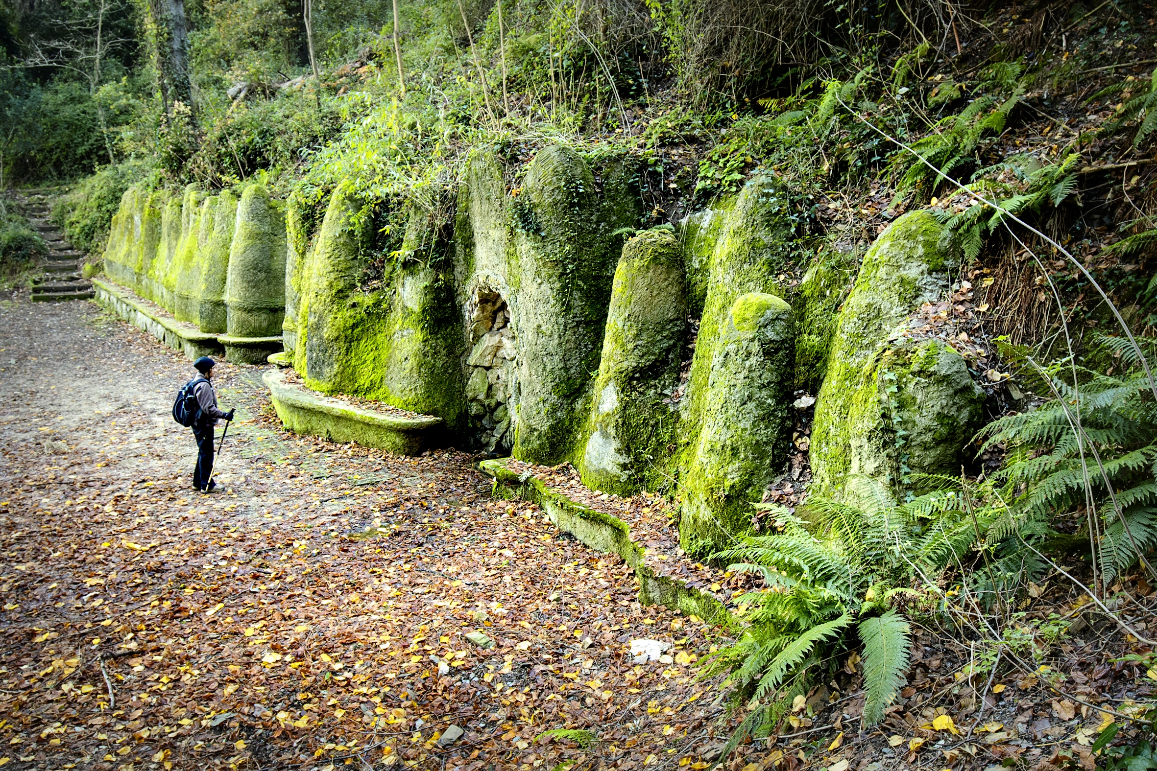 Restes de les antigues construccions de les fonts d’en Ribes i de la Rabassada.