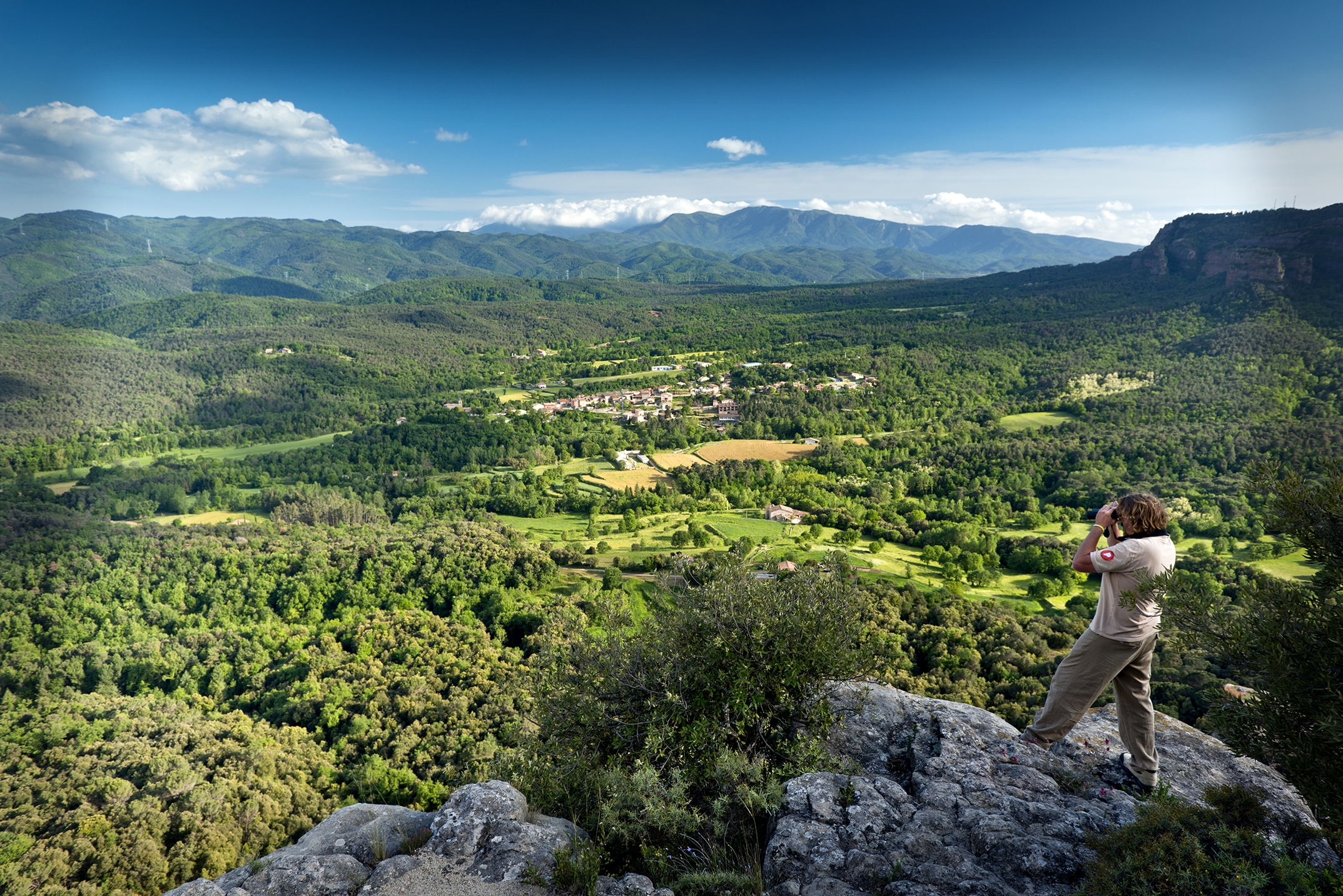 En Txevi, guarda del Parc de les Guilleries-Savassona a l’excel·lent mirador de la Roca del Migdia.