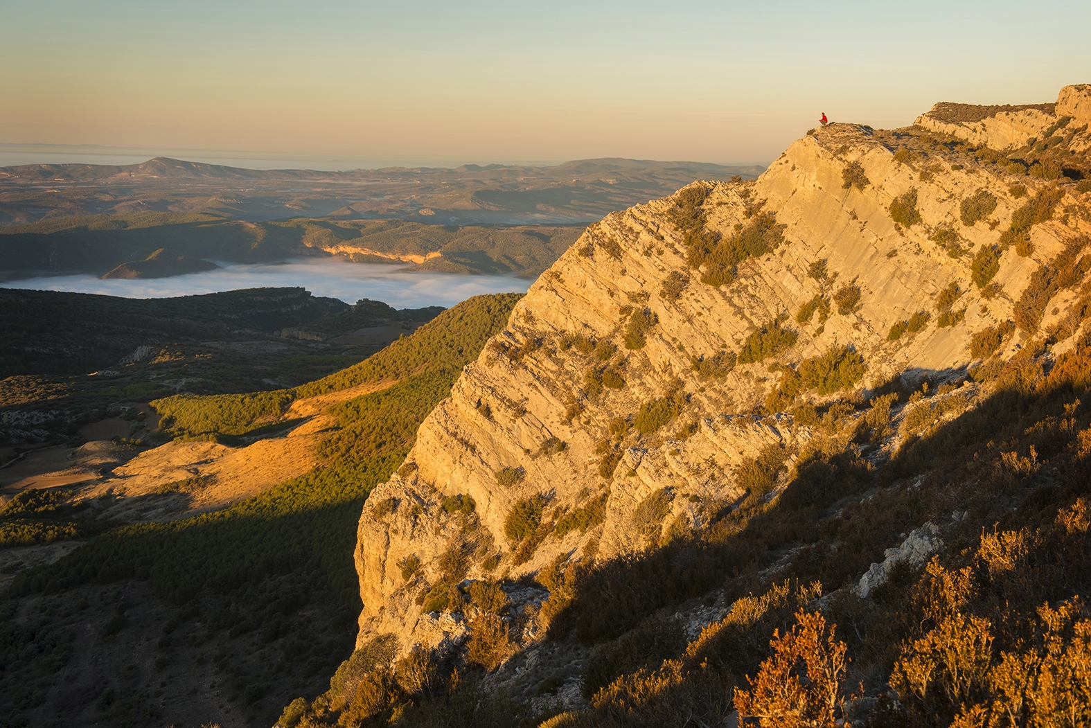 A la sortida del sol les crestes del Montsec d’Ares es tenyeixen de roig.