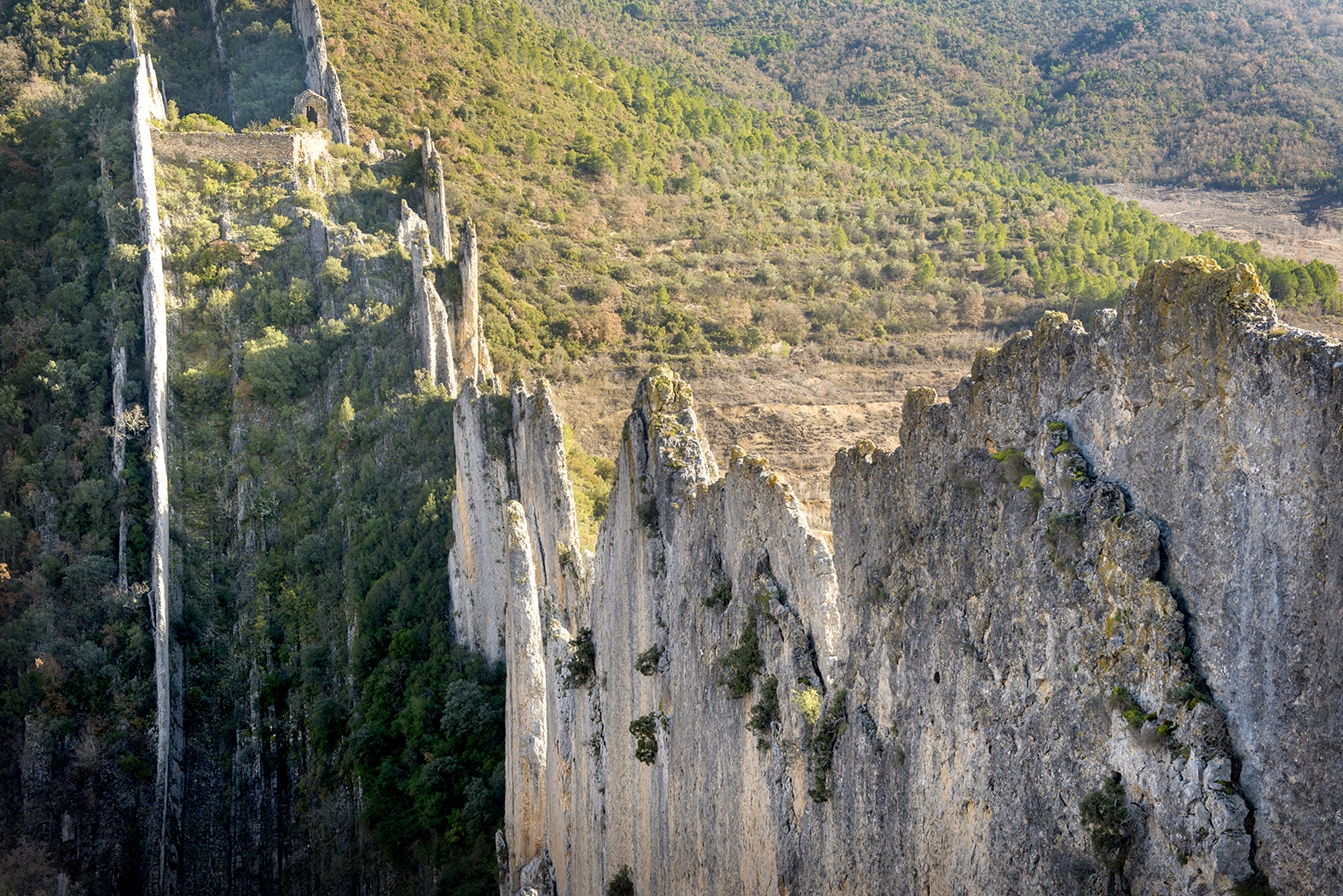 L'espectacular muralla de Finestres.