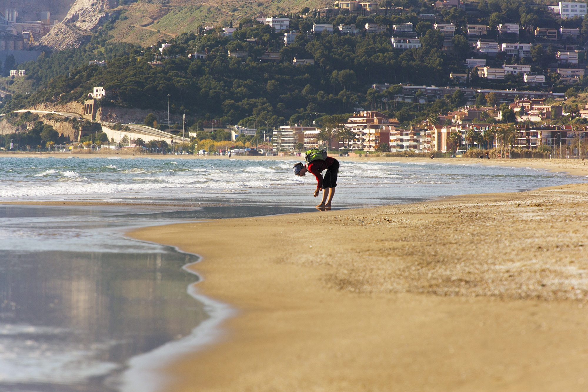 La platja de Castelldefels, ampla i lluminosa, és un dels grans espais oberts del litoral metropolità