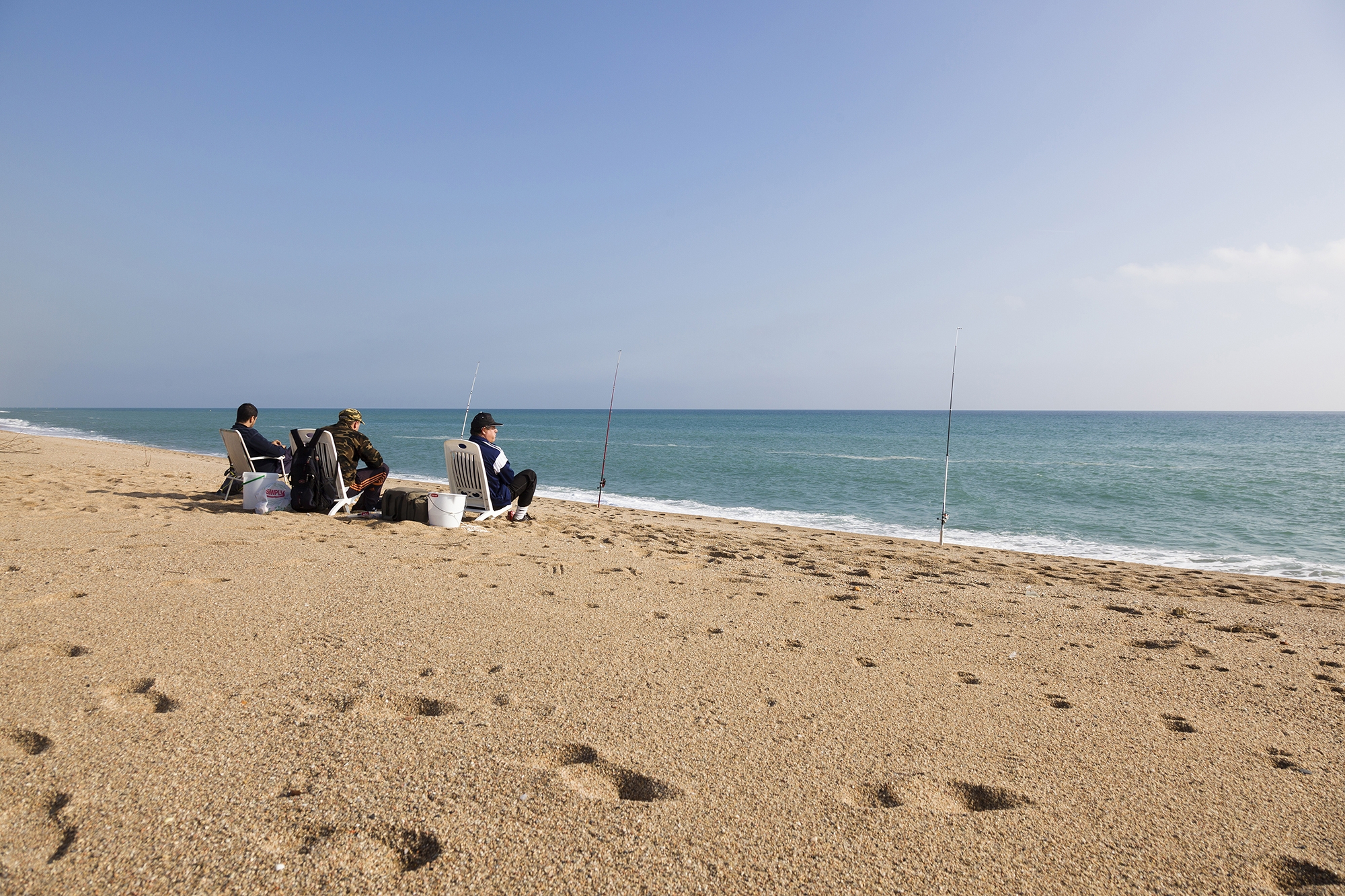 Entre el Cavaió i la Picòrdia, a Arenys de Mar, la pesca esdevé una escena de calma davant el mar