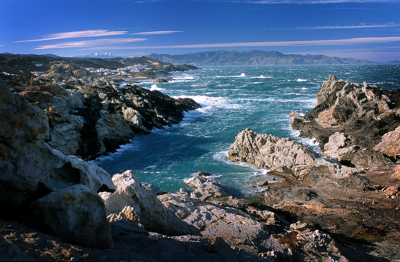 Els cims nevats dels Pirineus i del massís del Canigó es veuen així des de la cala Culip, al cap de Creus.