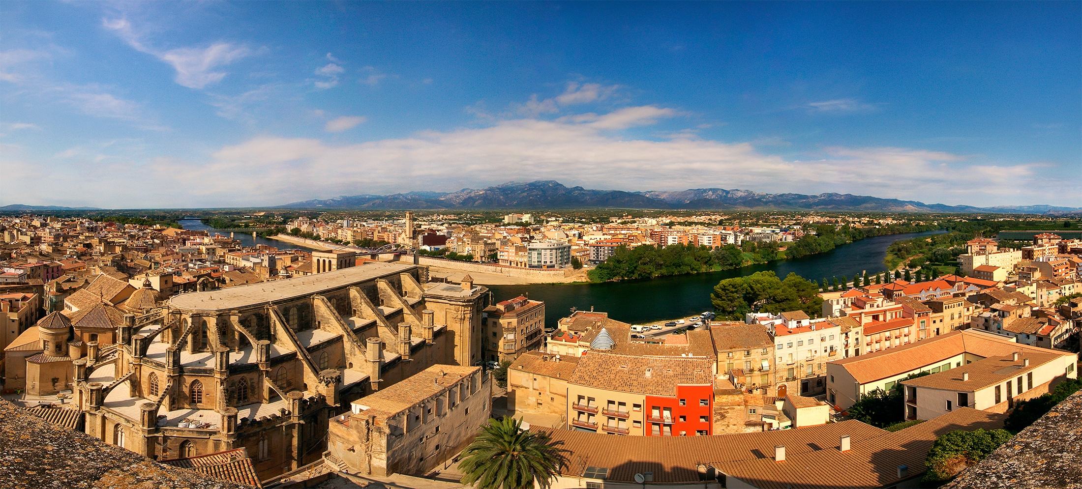 Des de Tortosa es veu el massís del Port