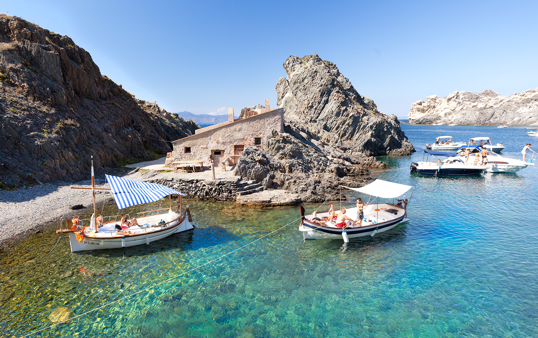La cala Prona, d'aigües cristal·lines i barques quietes, és un racó bucòlic on el temps sembla aturar-se