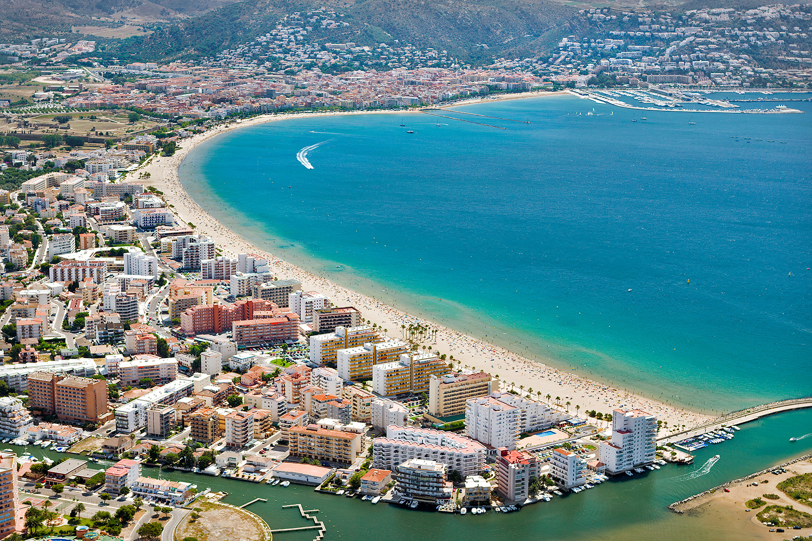 Des del cel, la llarga platja de Roses dibuixa una badia oberta entre mar i muntanya