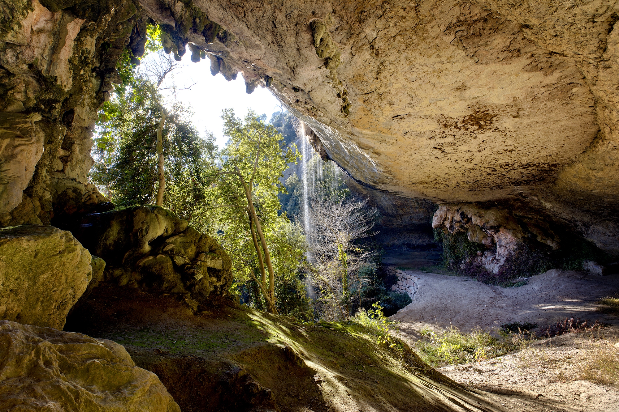 La balma de l’Espluga és un abric de roca calcària.