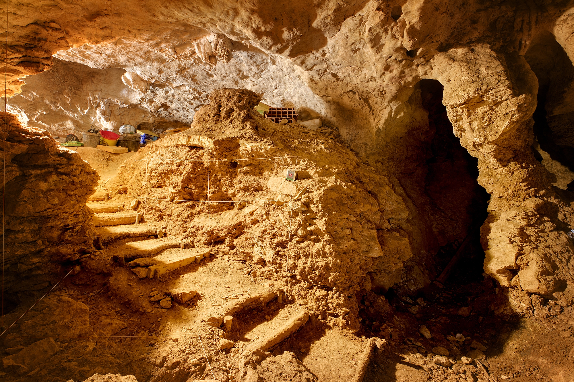 Imatge interior de la cova de les Toixoneres.