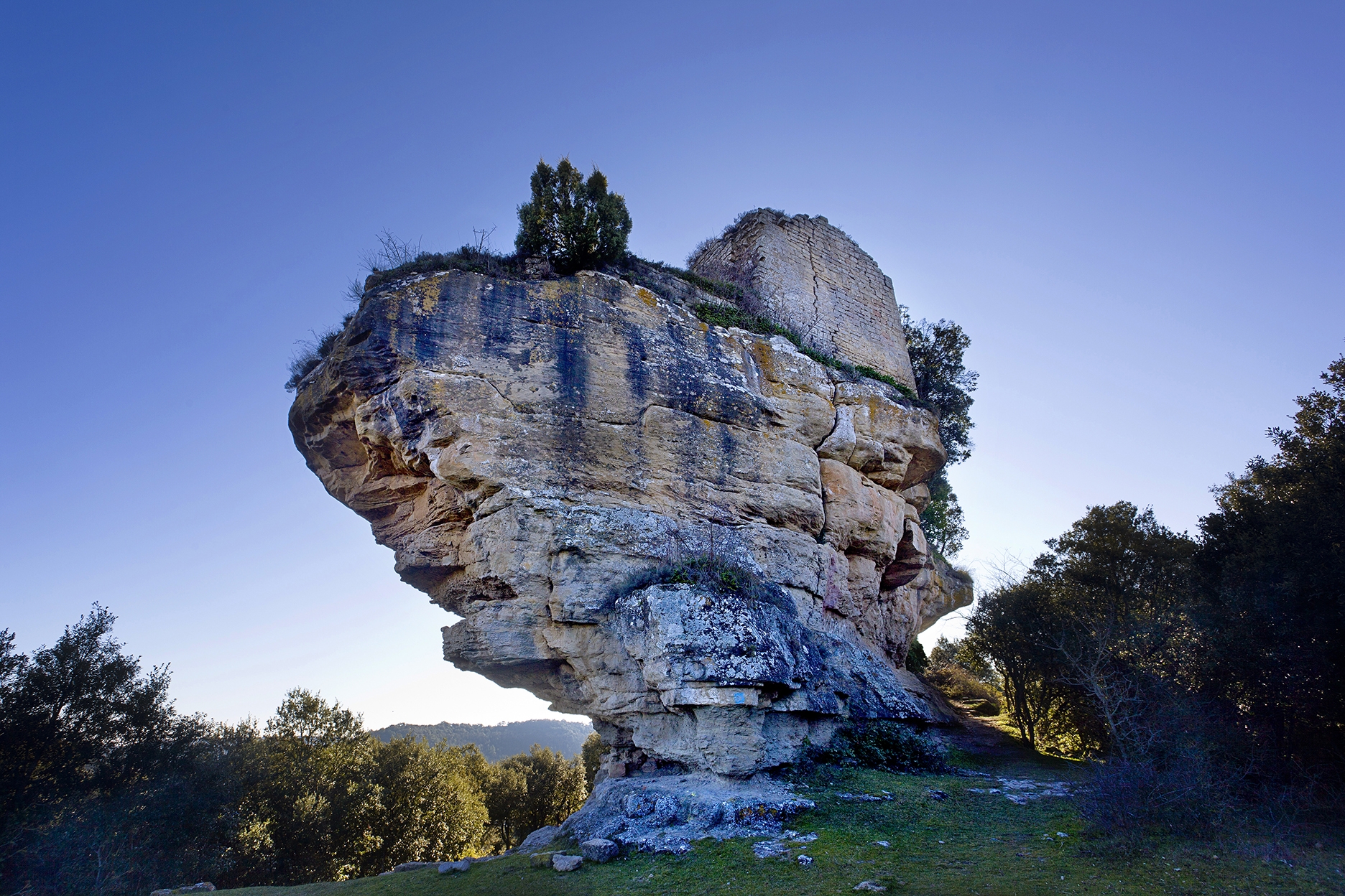 La forma de vaixell de la roca és la que dóna nom al castell de la Popa, a Castellcir.
