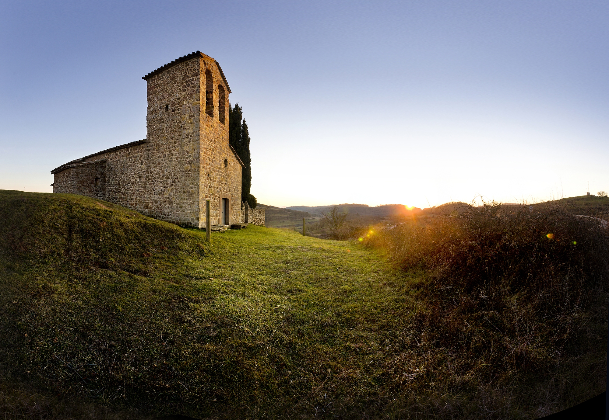 El paratge de Sant Cugat de Gavadons, al terme de Collsuspina, és tranquil i molt especial.