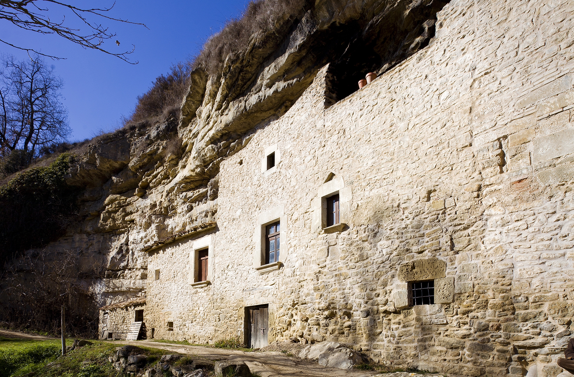 El mas d’ Esplugues es troba al sud-oest del terme de Castellcir