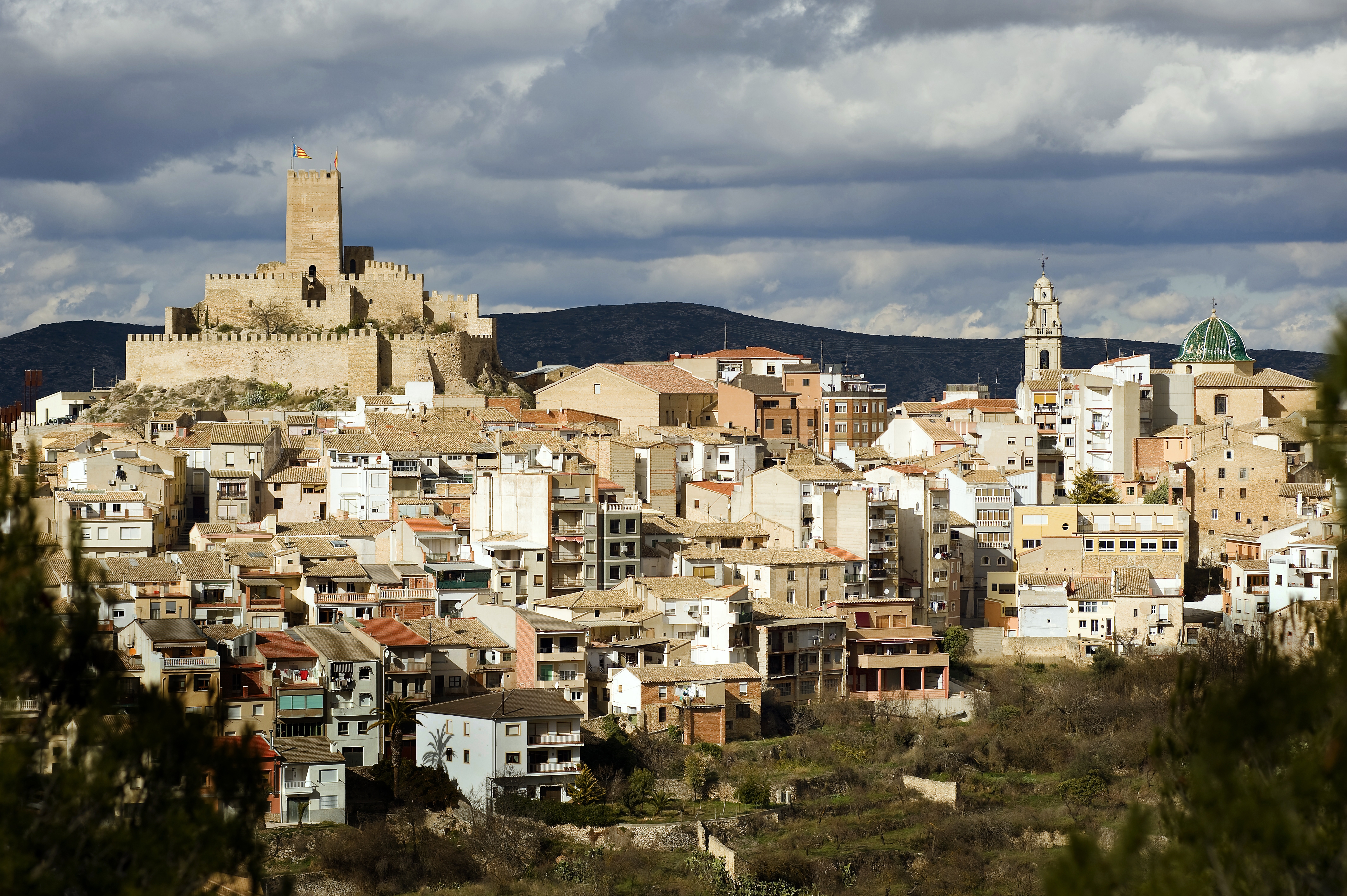 Banyeres de Mariola està coronada per un castell que actualment és la seu del Museu Fester de Moros i Cristians