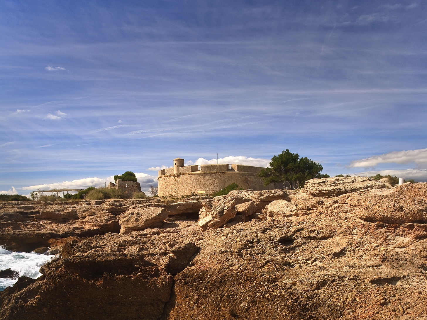 A redós del castell de Sant Jordi d’Alfama hi ha una sèrie de cales que garanteixen un bany en aigües cristal·lines.