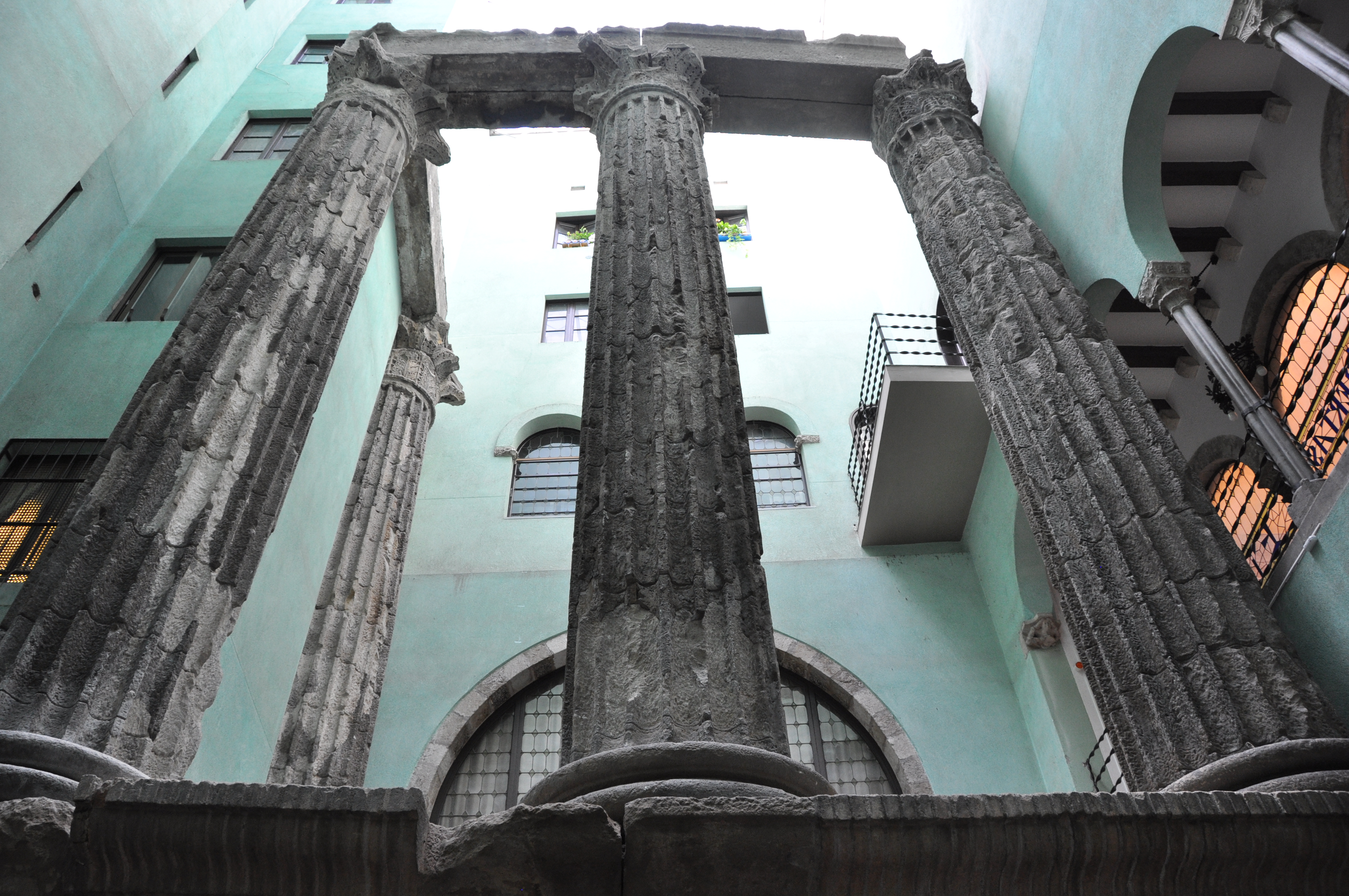 L'origen del Temple d'August es remunta a la fundació de la ciutat L'origen del Temple d'August es remunta a la fundació de la ciutat