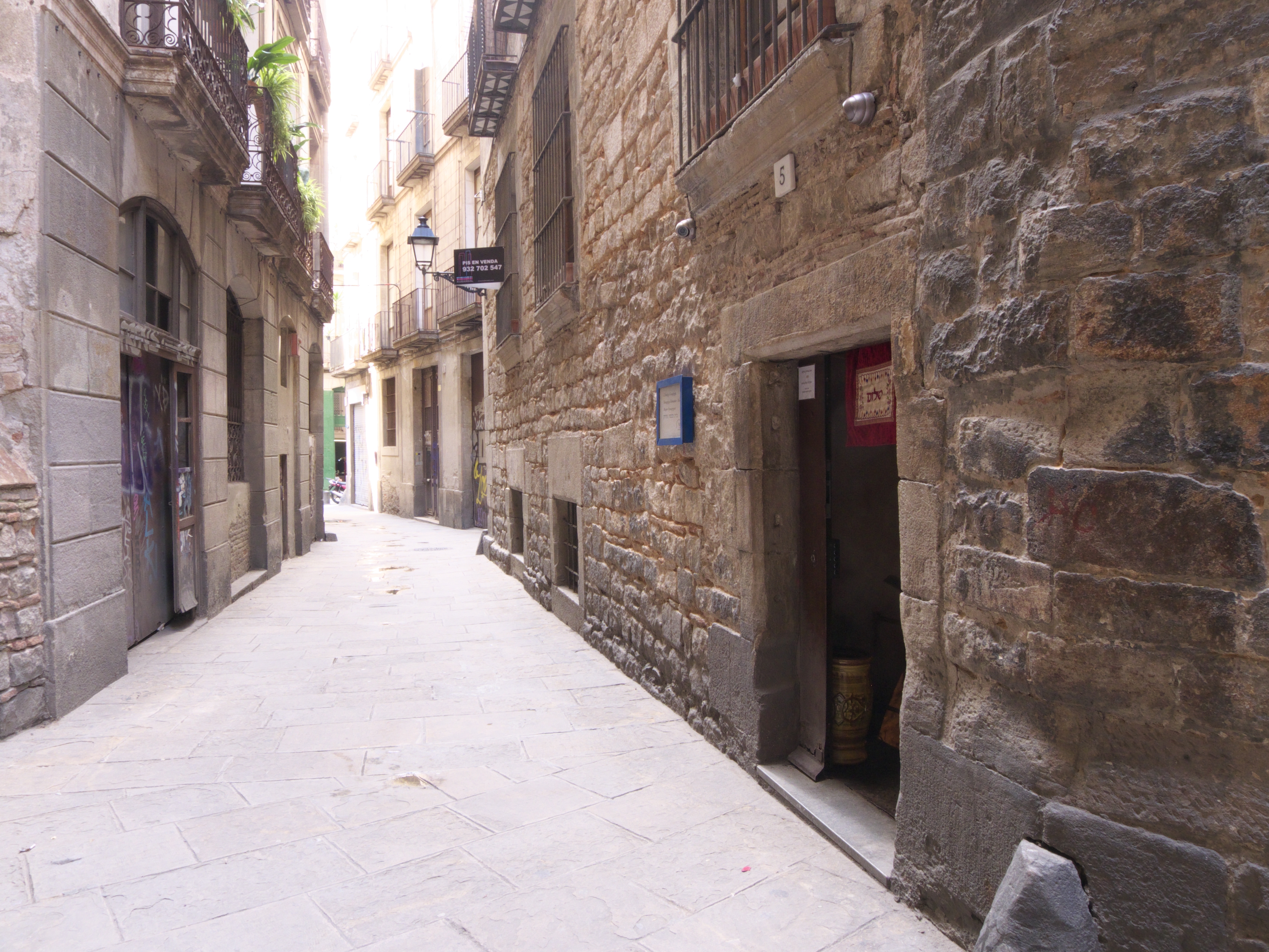 Call de Barcelona, a la cantonada hi ha la Sinagoga Major Call de Barcelona, a la cantonada hi ha la Sinagoga Major