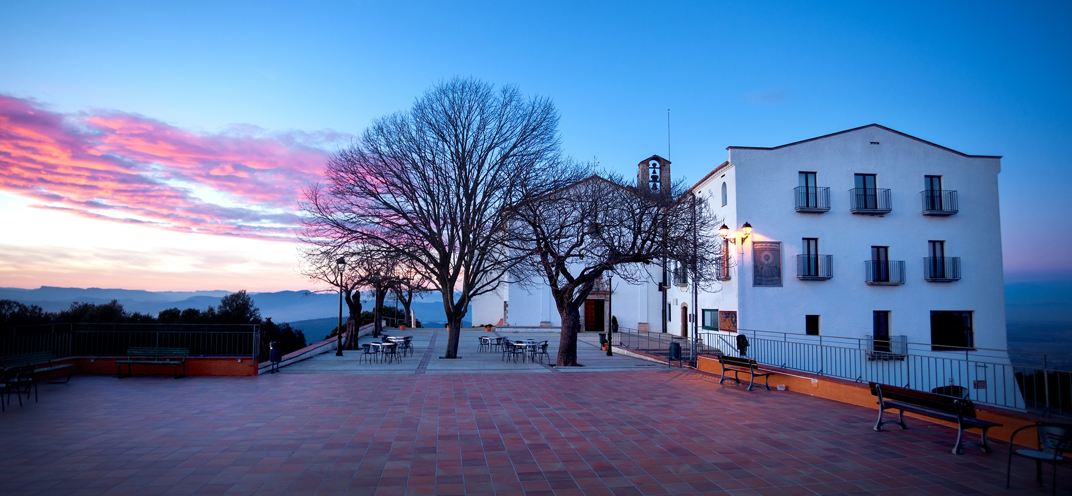 Des del santuari dels Àngels, al municipi de Sant Martí Vell, hi ha una panoràmica extraordinària 