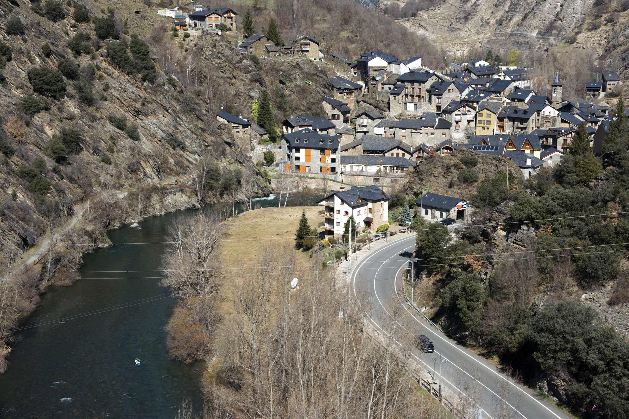 Poble de Llavorsí amb el riu Noguera Pallaresa Poble de Llavorsí amb el riu Noguera Pallaresa
