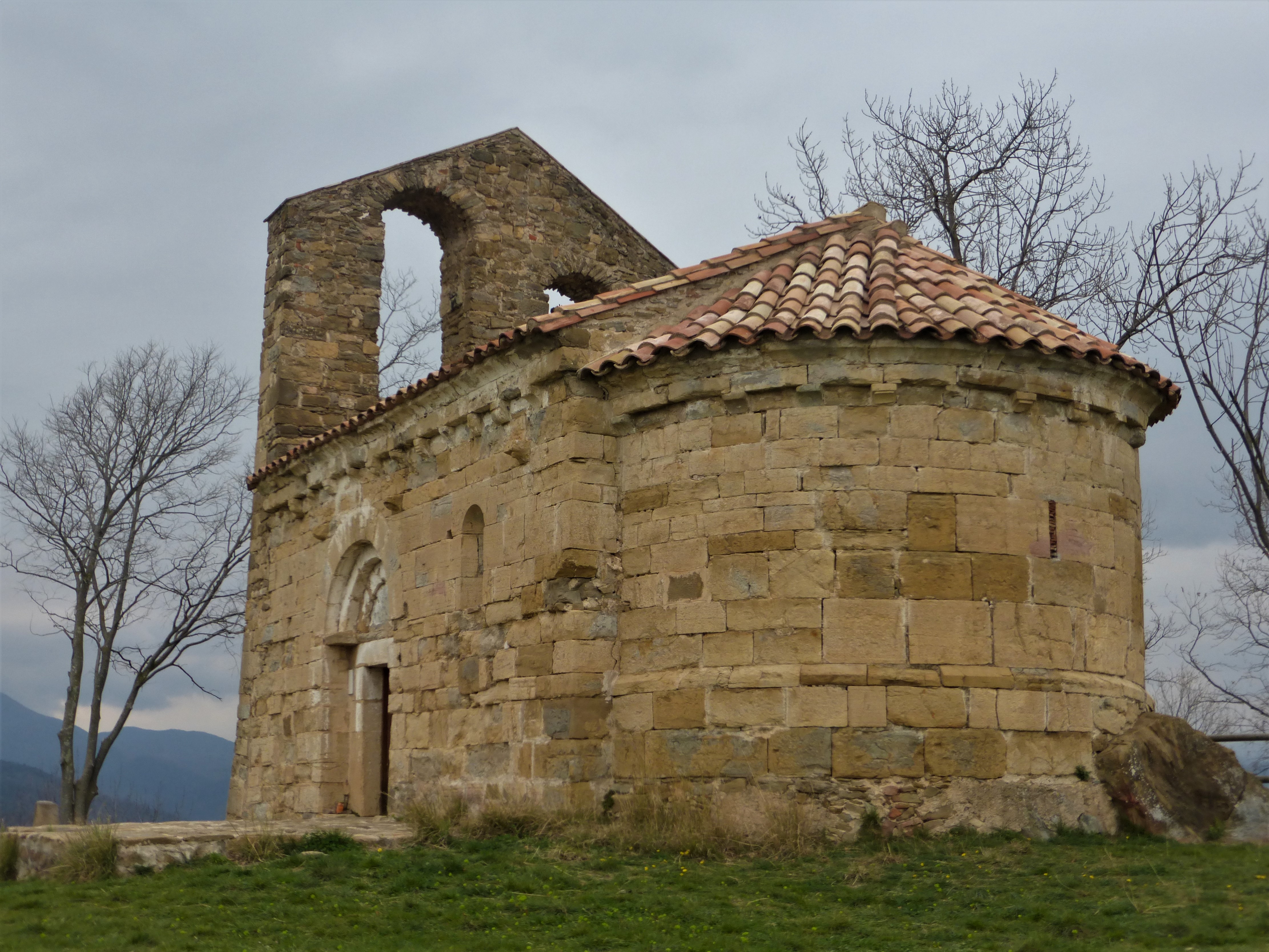 Ermita de Sant Miquel del Mont a Riudaura Ermita de Sant Miquel del Mont a Riudaura