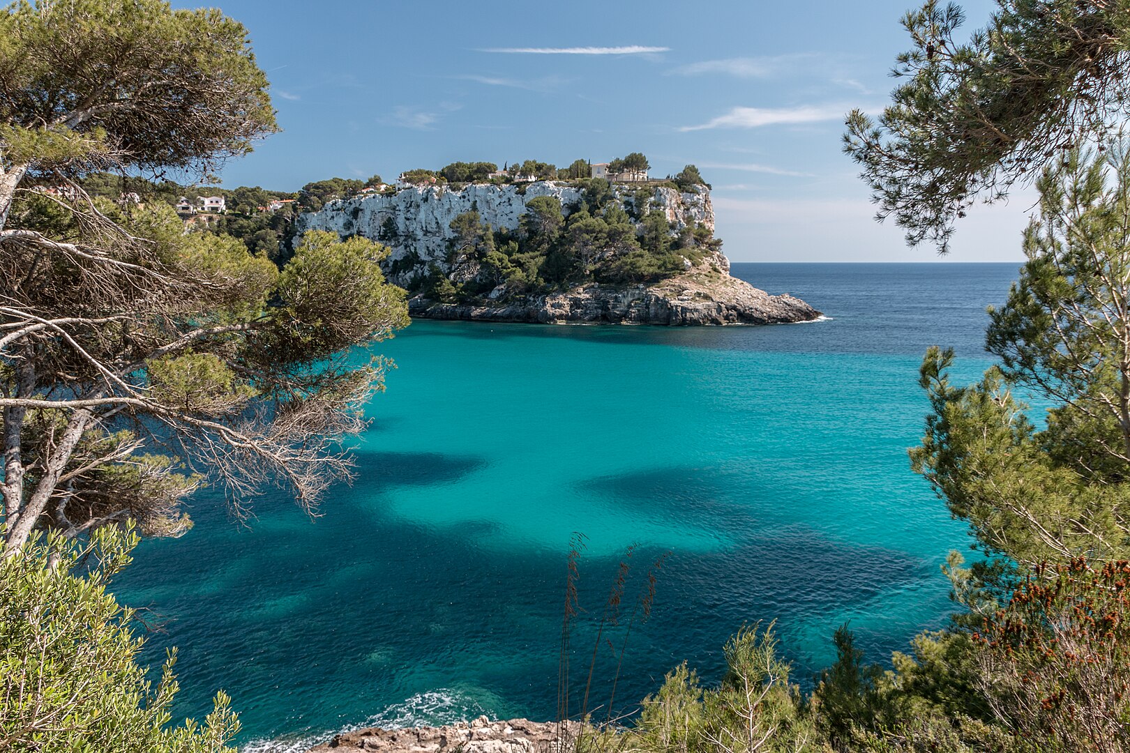 Cala Galdana, a Menorca, dibuixa una badia perfecta entre pins i aigües turqueses