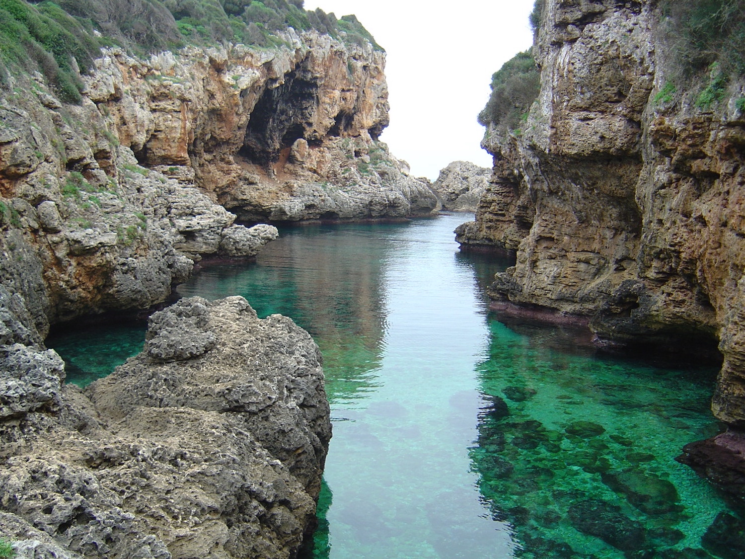 El caló d'en Rafalet és un racó discret de Menorca, entre roca, silenci i aigües transparents