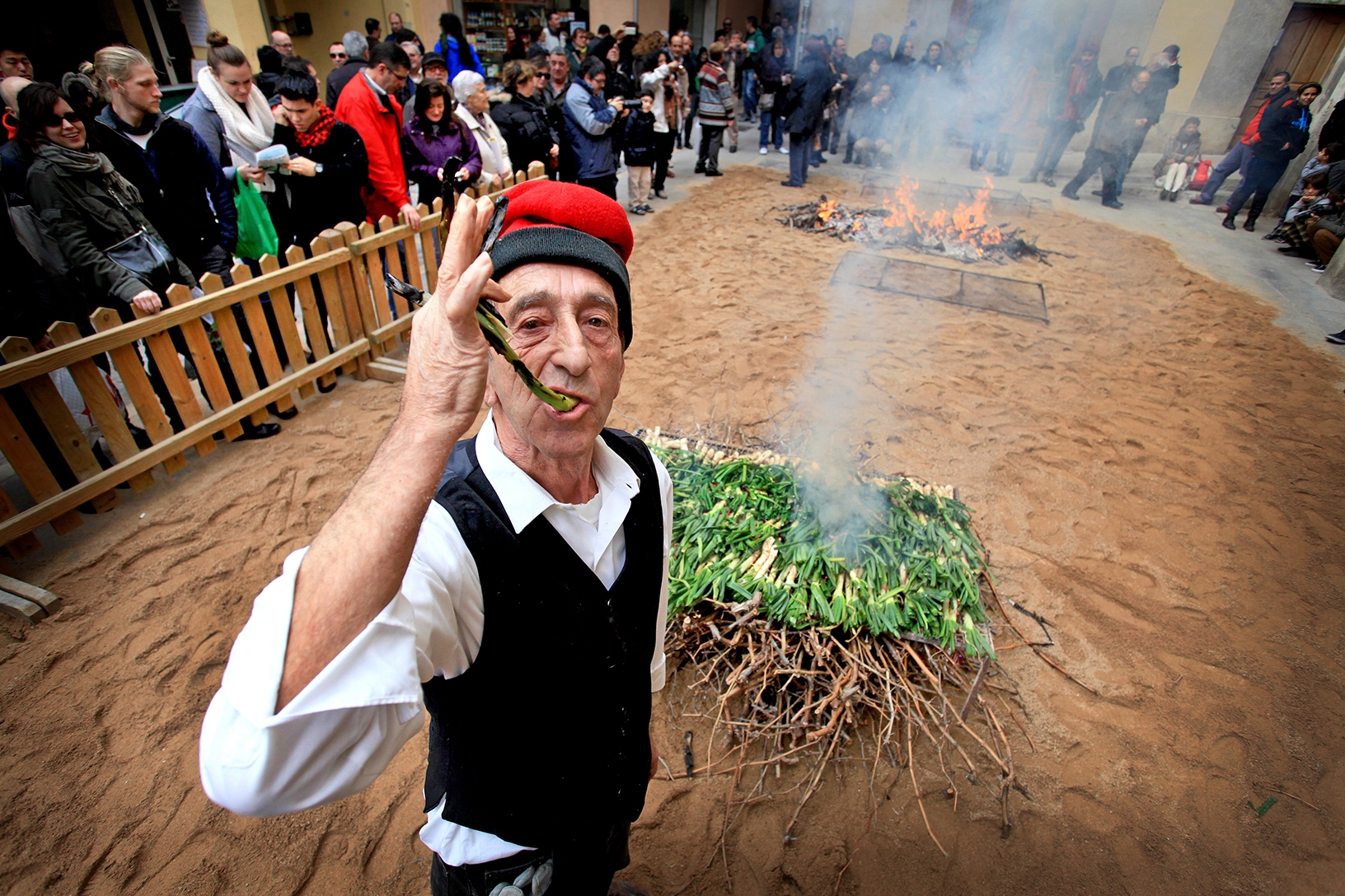 A les 11 del matí comença a la plaça de l’Oli la demostració de coure calçots a la graella.