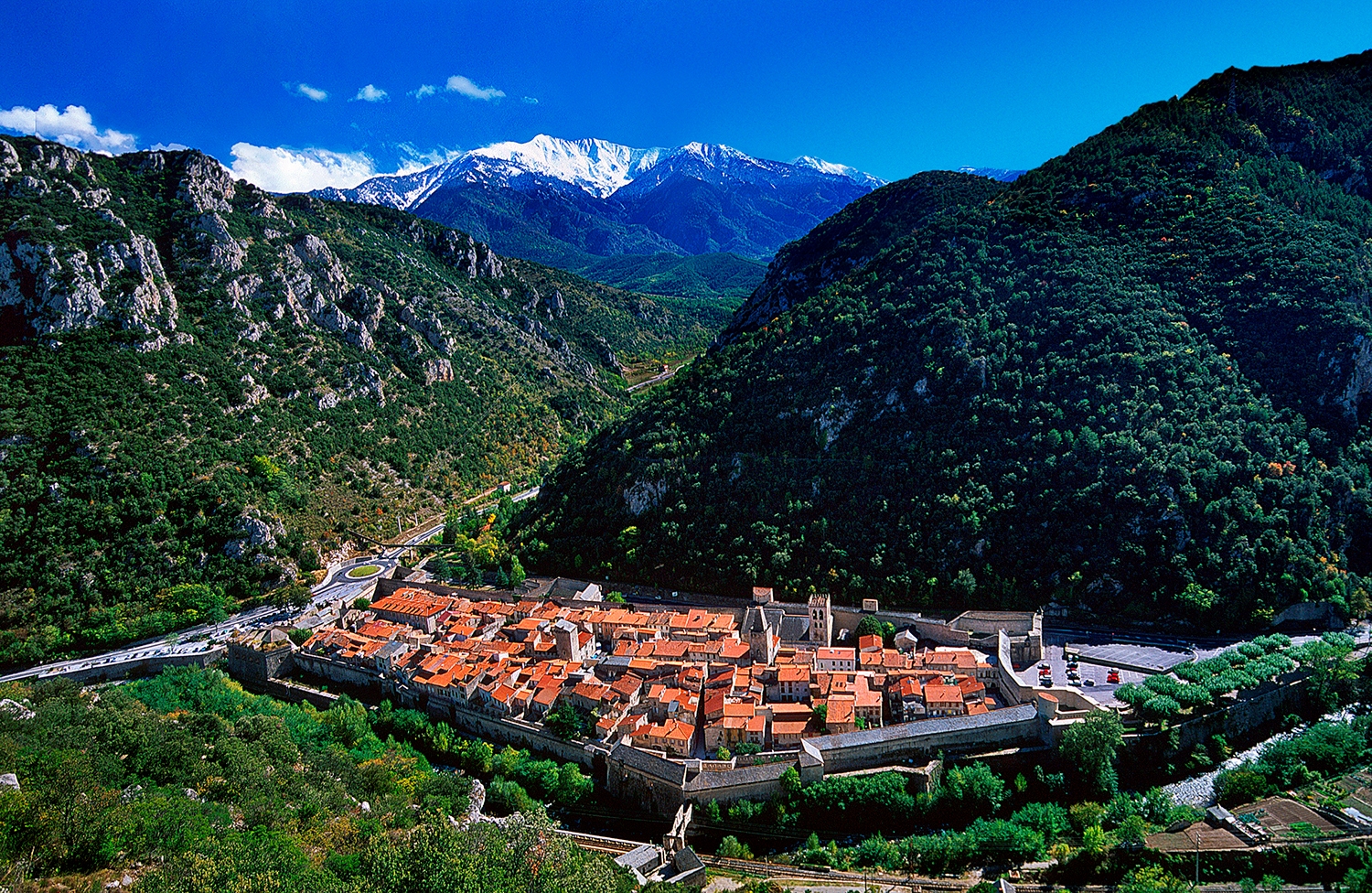 Des del fort de Libéria s’observen bé les muralles que envolten Vilafranca  de Conflent