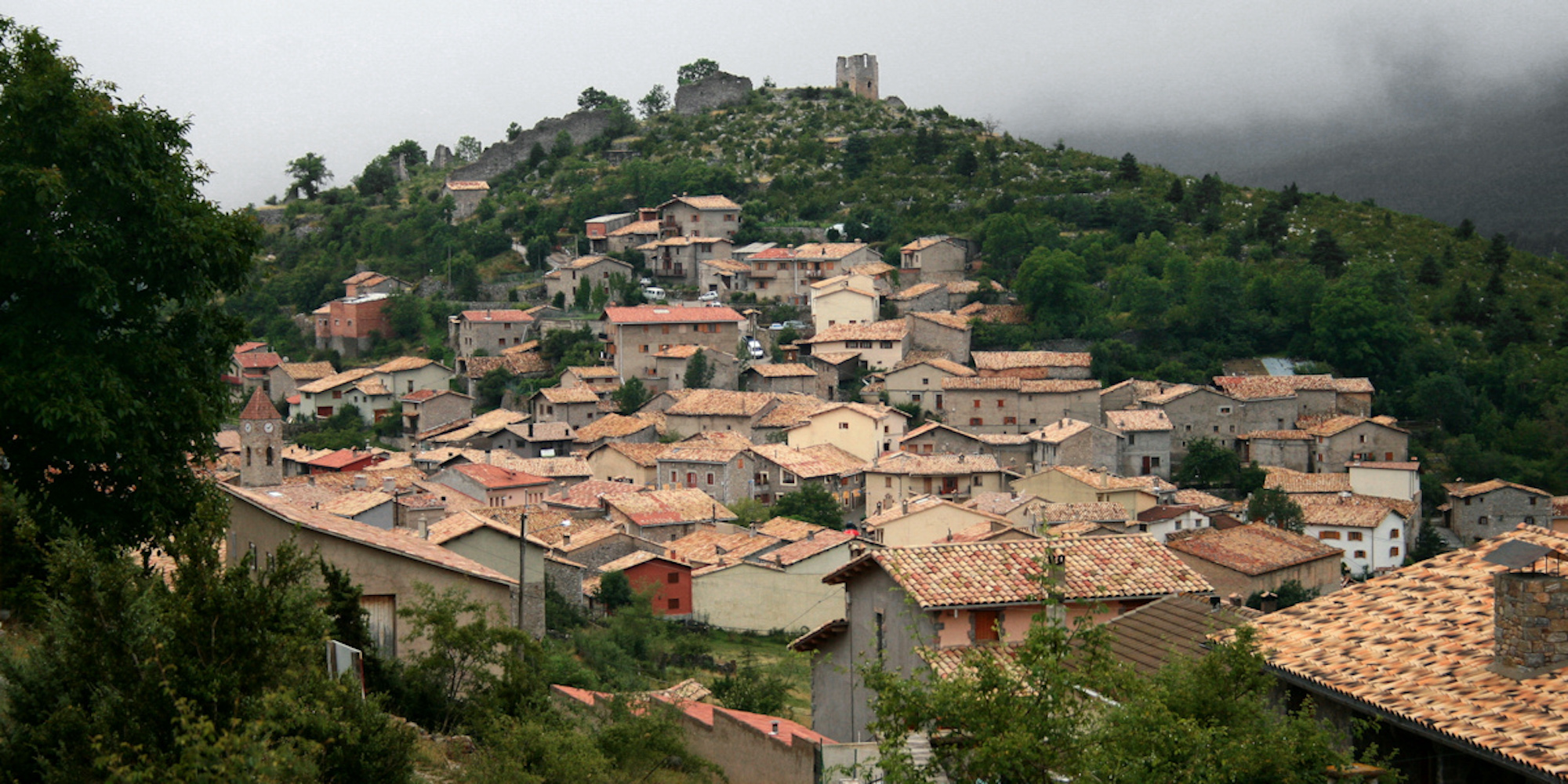 Vista de Gósol, amb el seu antic campanar dalt del turó Vista de Gósol, amb el seu antic campanar dalt del turó